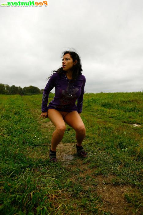 16P Naughty babe pees alfresco during countryside walk