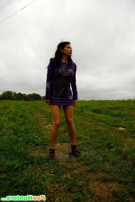 16P Naughty babe pees alfresco during countryside walk