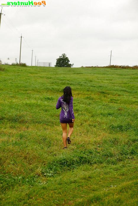 16P Naughty babe pees alfresco during countryside walk