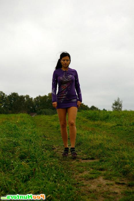 16P Naughty babe pees alfresco during countryside walk