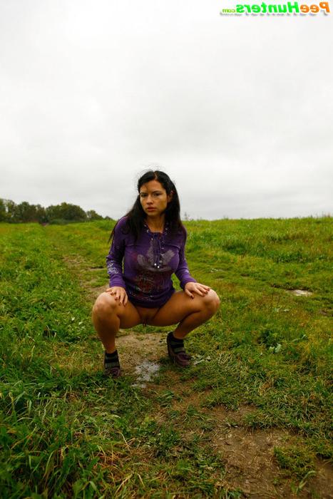 16P Naughty babe pees alfresco during countryside walk