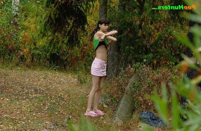 16P Little babe takes a leak in the nearby bushes