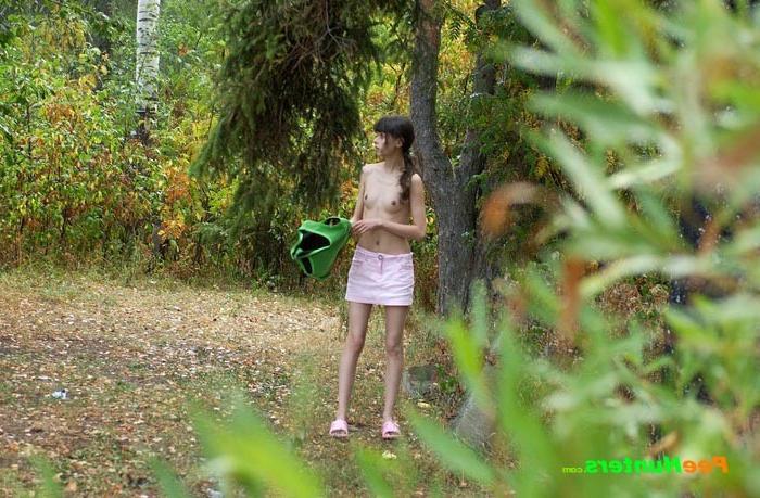 16P Little babe takes a leak in the nearby bushes