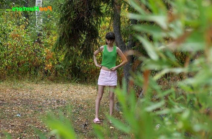 16P Little babe takes a leak in the nearby bushes