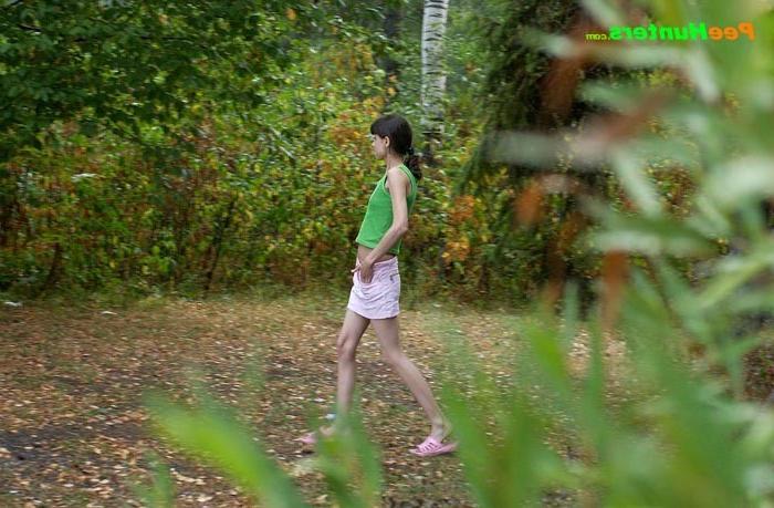 16P Little babe takes a leak in the nearby bushes