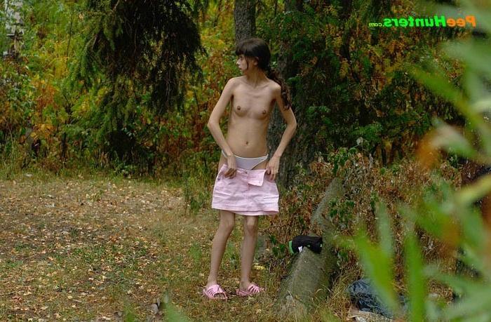 16P Little babe takes a leak in the nearby bushes
