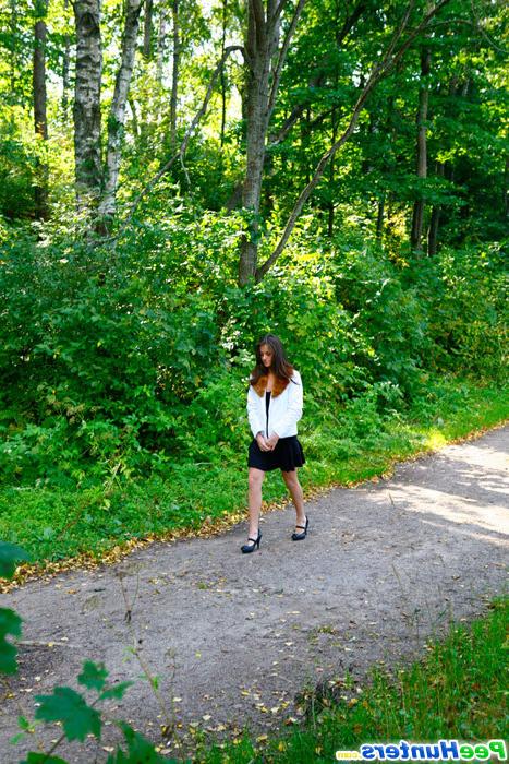 16P Leggy starlet empties her bladder in the city park