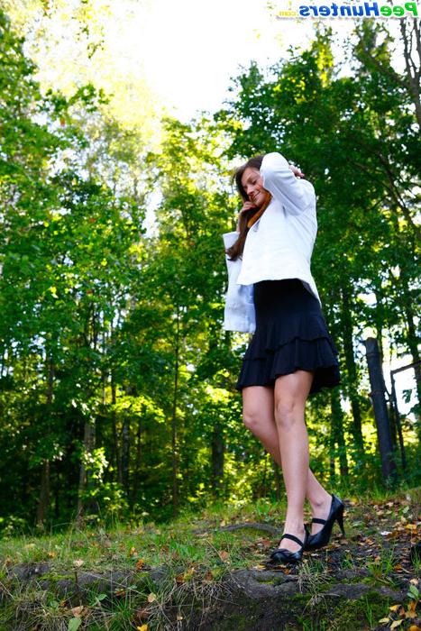 16P Leggy starlet empties her bladder in the city park