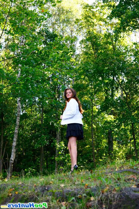 16P Leggy starlet empties her bladder in the city park