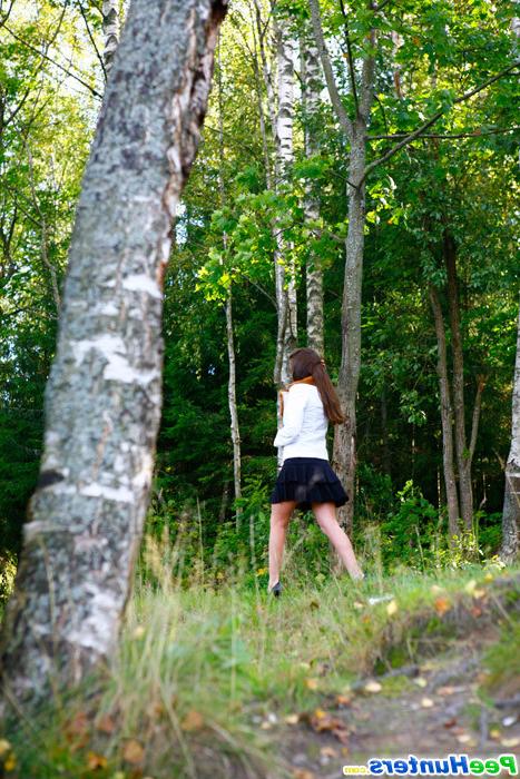 16P Leggy starlet empties her bladder in the city park