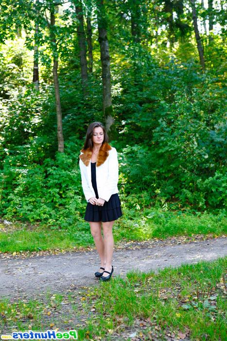 16P Leggy starlet empties her bladder in the city park