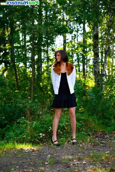 16P Leggy starlet empties her bladder in the city park