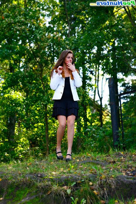 16P Leggy starlet empties her bladder in the city park