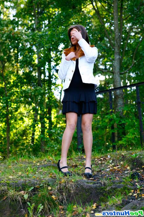 16P Leggy starlet empties her bladder in the city park