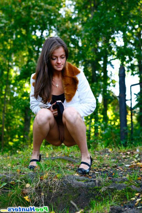 16P Leggy starlet empties her bladder in the city park