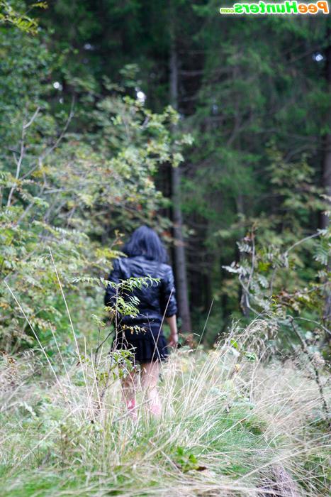 16P Naughty brunette tart takes a leak in the woods