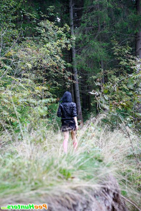 16P Naughty brunette tart takes a leak in the woods