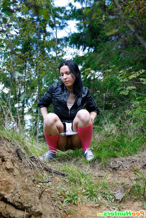 16P Naughty brunette tart takes a leak in the woods