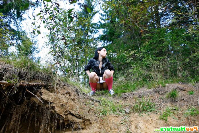 16P Naughty brunette tart takes a leak in the woods