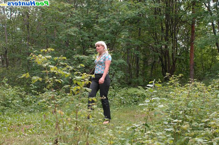 16P Hot redneck blondie makes a piss fountain alfresco