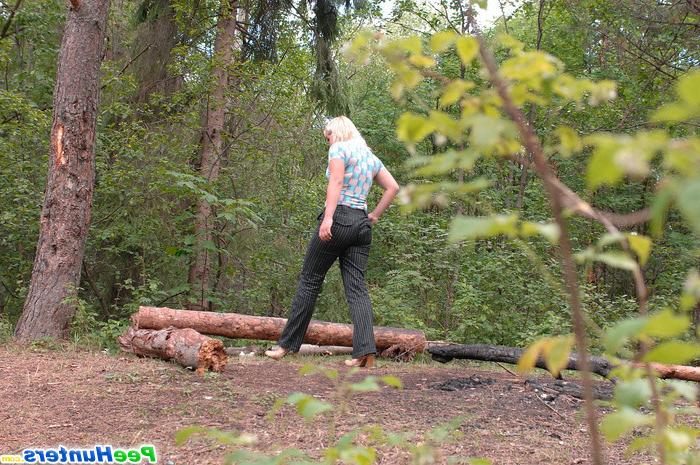 16P Hot redneck blondie makes a piss fountain alfresco