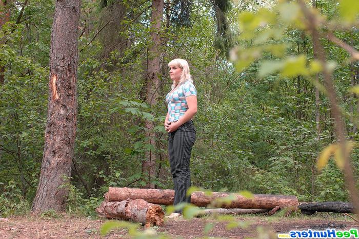 16P Hot redneck blondie makes a piss fountain alfresco