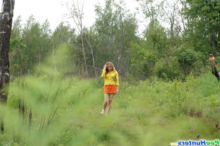 16P Kinky beauty makes piddle while sitting on a log