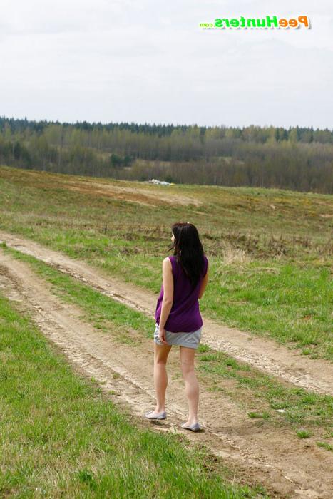 16P Naughty babe stains dirt road with her smelly piss