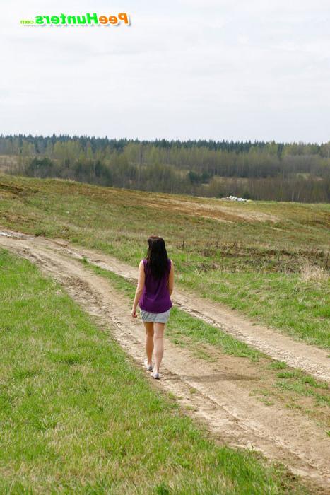 16P Naughty babe stains dirt road with her smelly piss