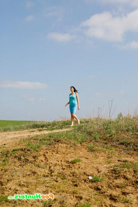 16P Hot babe in blue dress filmed emptying her bladder