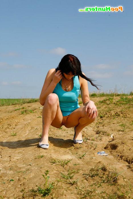 16P Hot babe in blue dress filmed emptying her bladder
