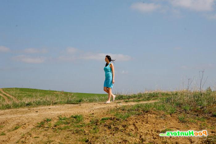 16P Hot babe in blue dress filmed emptying her bladder