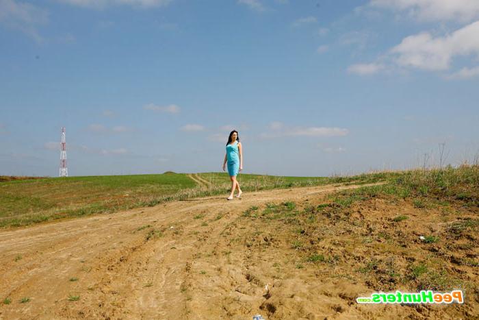 16P Hot babe in blue dress filmed emptying her bladder