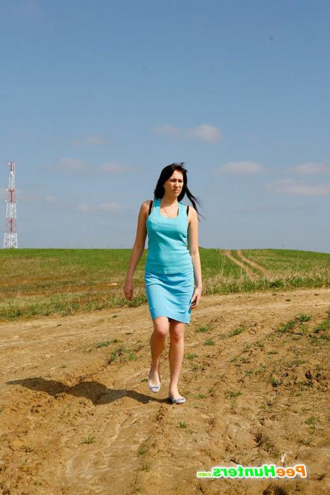 16P Hot babe in blue dress filmed emptying her bladder