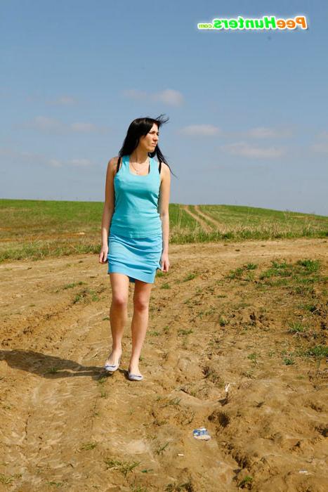 16P Hot babe in blue dress filmed emptying her bladder