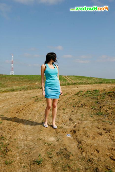 16P Hot babe in blue dress filmed emptying her bladder