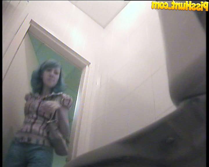 14P Woman get unlucky enough to pee in spycammed loo