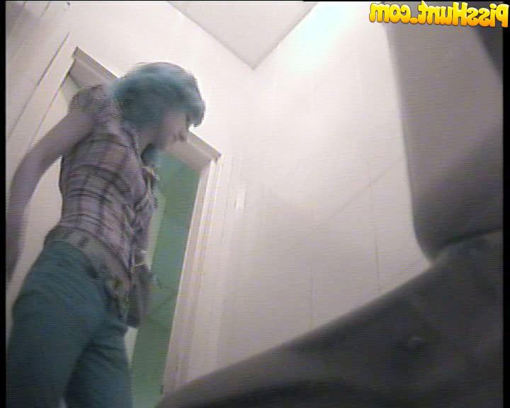 14P Woman get unlucky enough to pee in spycammed loo