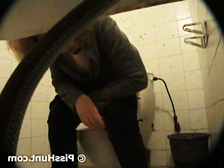 14P Voyeur peeps after older babe in loo
