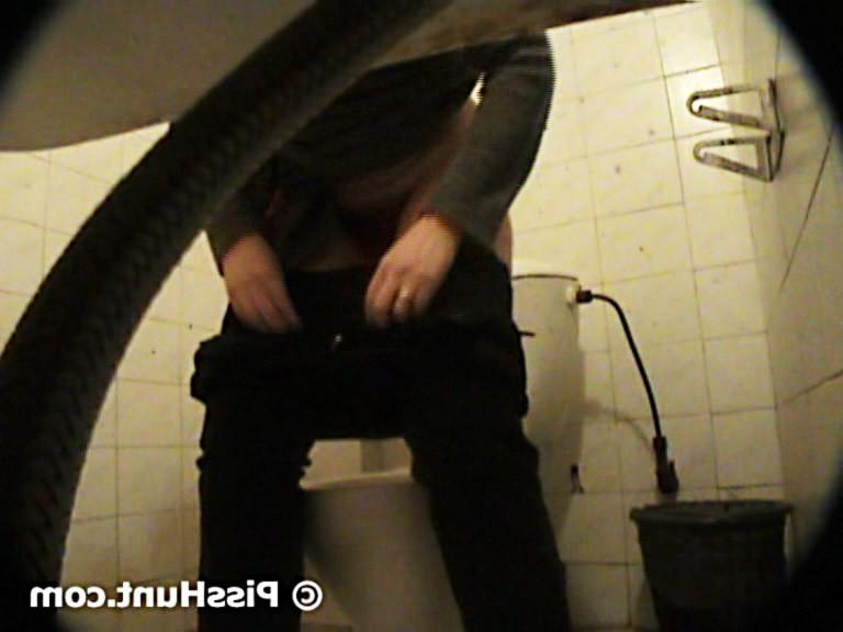 14P Voyeur peeps after older babe in loo