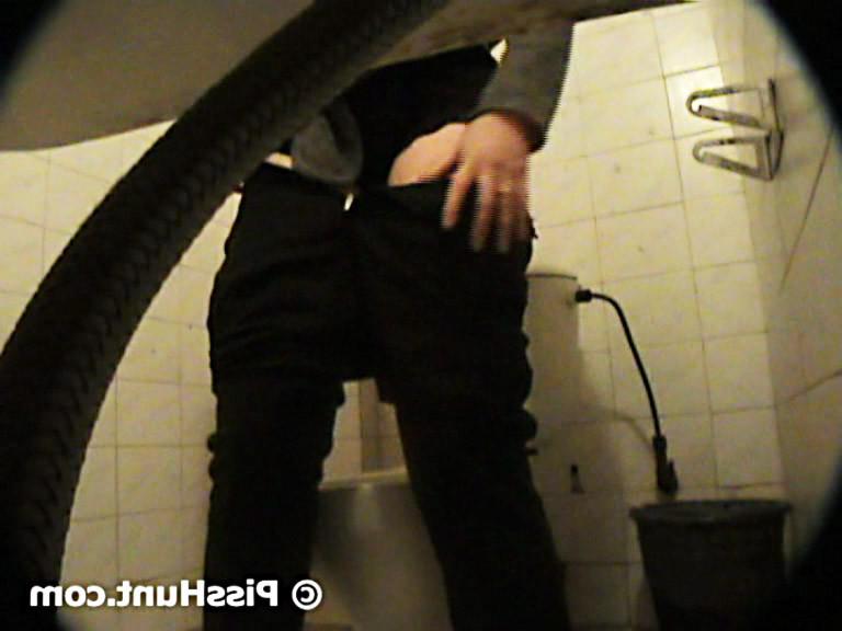 14P Voyeur peeps after older babe in loo