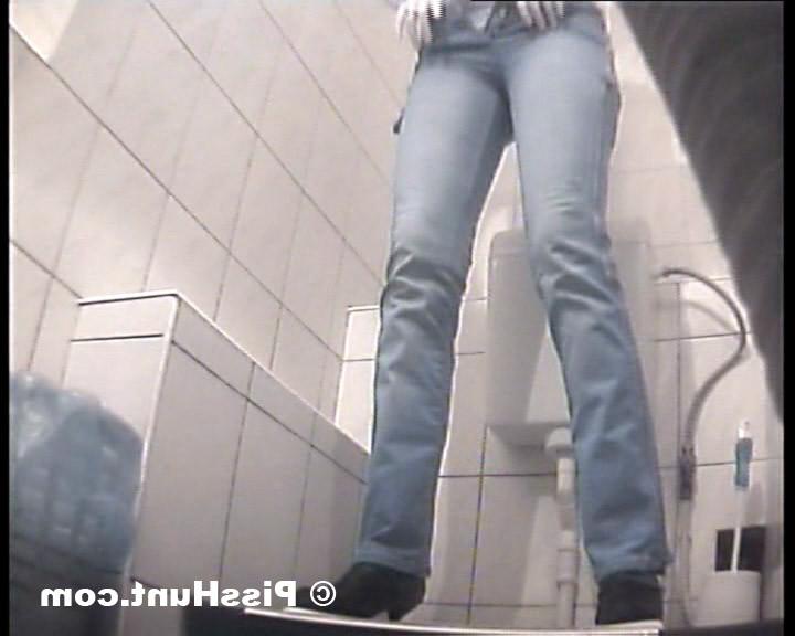 14P Two chics peeing in dirty public toilet