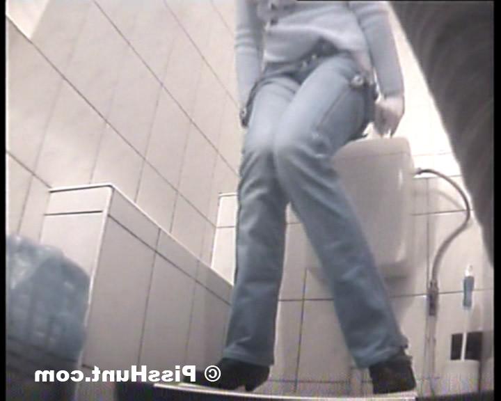 14P Two chics peeing in dirty public toilet