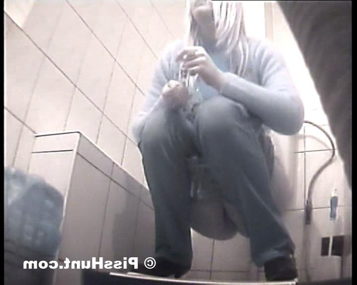 14P Two chics peeing in dirty public toilet