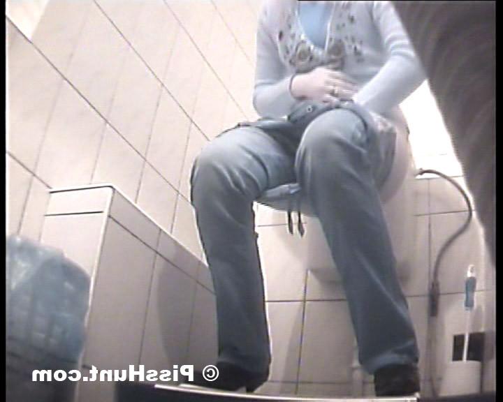 14P Two chics peeing in dirty public toilet