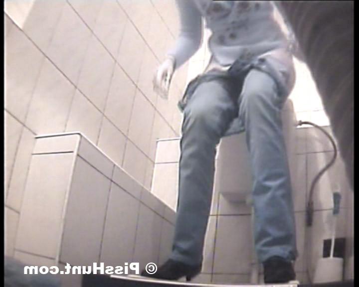 14P Two hot blondies peeing in spycammed loo