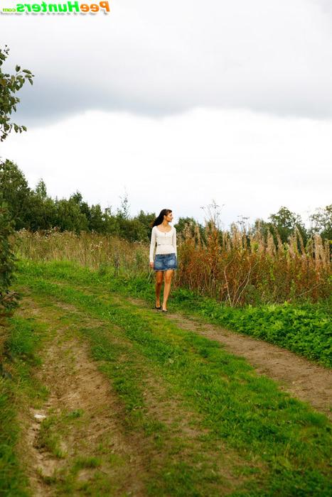 16P Cute brunette babe pisses up a storm in the field