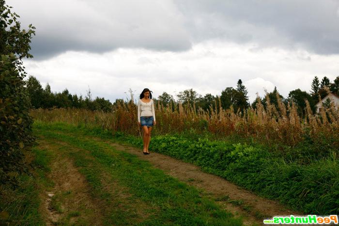 16P Cute brunette babe pisses up a storm in the field