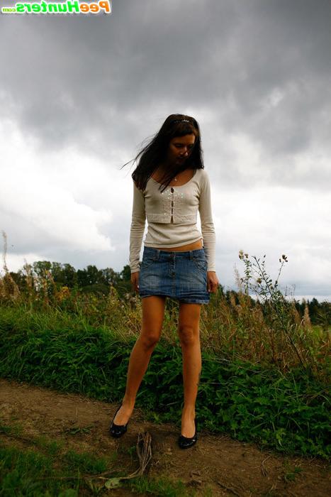 16P Cute brunette babe pisses up a storm in the field