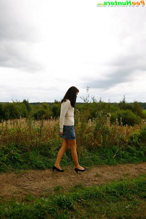 16P Cute brunette babe pisses up a storm in the field